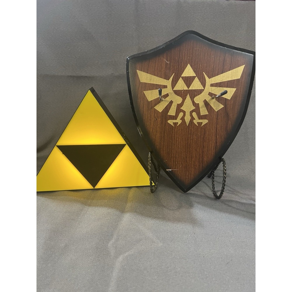 ZELDA SHEILD WALL WITH HOOKS 11" T x 8.5" W & ZELDA TRIFORCE LIGHT WORKS (2525)